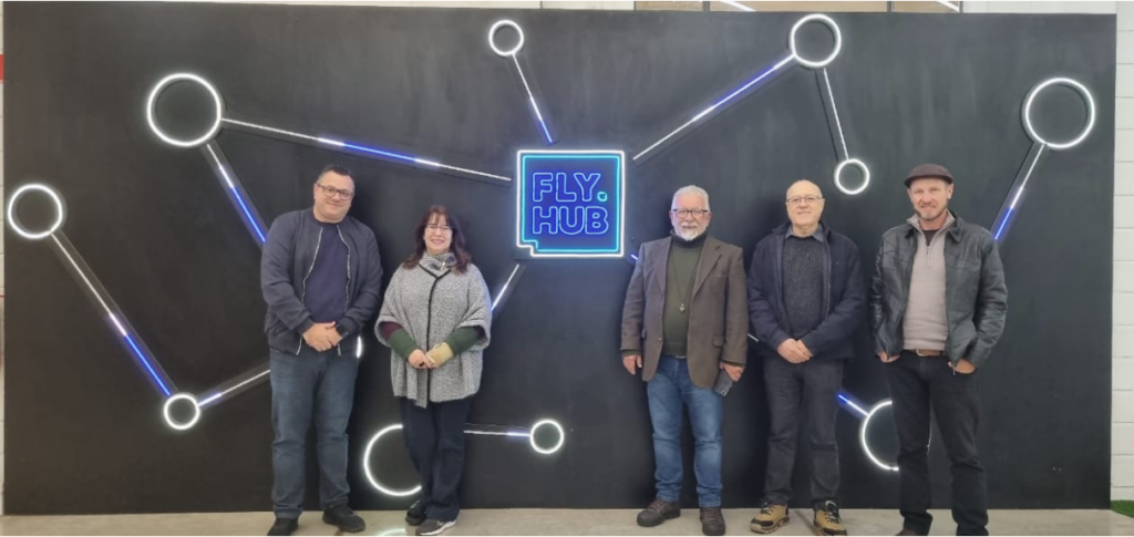 Comitiva da SOFTSUL realiza visita técnica ao Fly.Hub para fortalecer iniciativa de inovação no Litoral Norte
